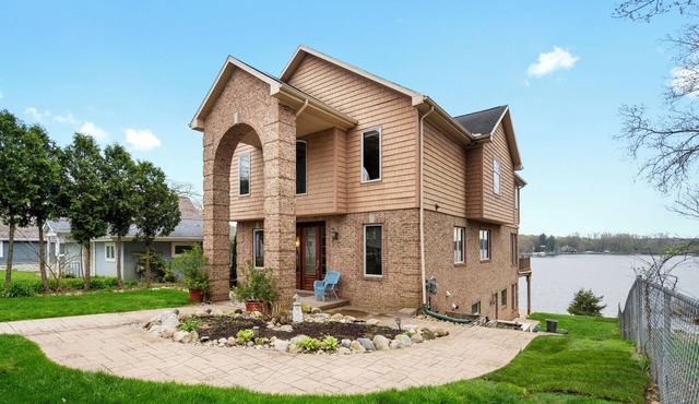 Lake front home, spacious and beautiful with amazing views and comfy King Beds.