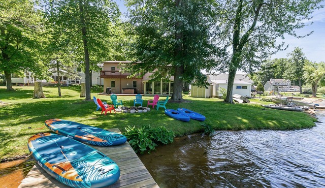 Lake Front, Hot Tub, Game Room, Kayak/SUPs, Firepit, Pet Friendly