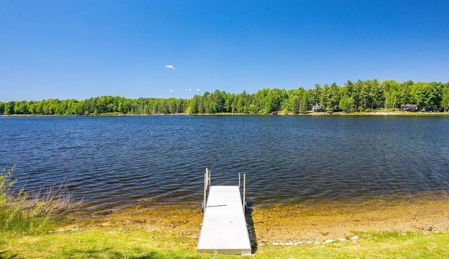 Lake Louise Waterfront - Sleeps 8 - Pets Welcome - Kayaks + Snow Trails Nearby