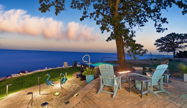 Lake Michigan Spa Escape-Hot Tub-Sauna-Massage Chairs-Gym-Indoor Swim Spa-Relax