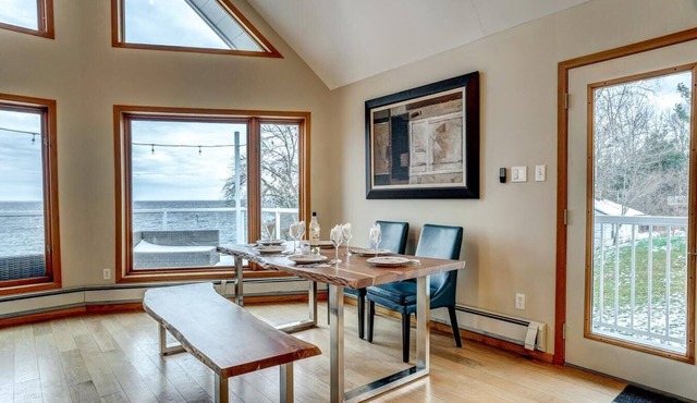 Lake Simcoe Waterfront Lake House in Hawkestone