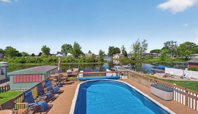 Lake Wawasee Retreat: private pool, hot tub & pier