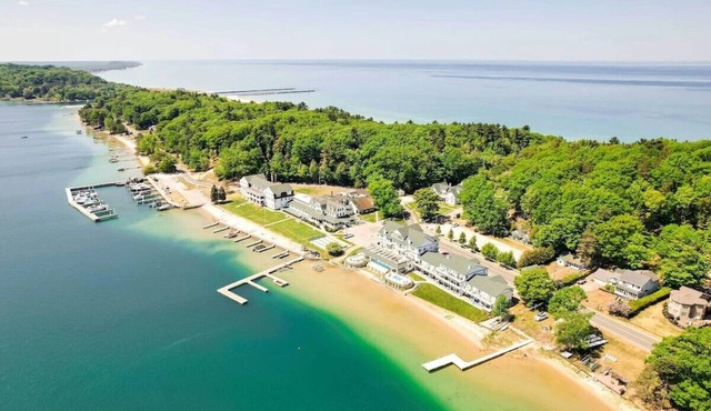 Lakefront 1 bdrm—Pool & Hot Tub—Lake Michigan Access—2 Kayaks Provided!