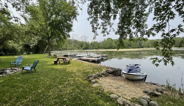 Lakefront Bliss: Your Ultimate Vacation Haven Surrounded by Nature