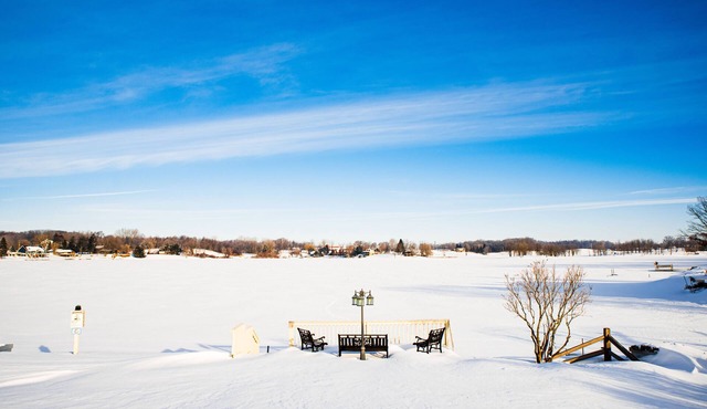 LAKEFRONT! BOOK NOW for a beautiful getaway! Up to 12 Guests - Pets
