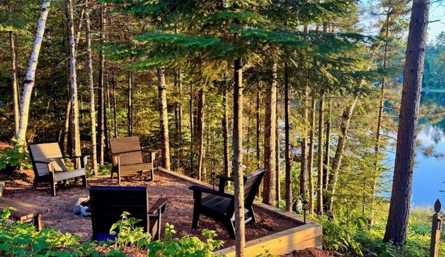 Lakefront Cabin: Sunset Firepit & Peaceful Up North Escape. 3 Bd/2 Ba