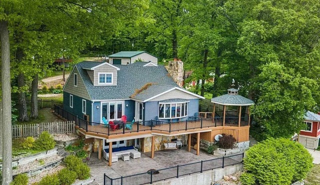 Lakefront Charming 3-bedroom house at Six Lakes with AC and Heat