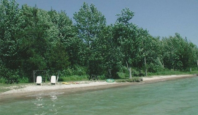 Lakefront Cottage - Beautiful Grounds and Large Sandy Beach