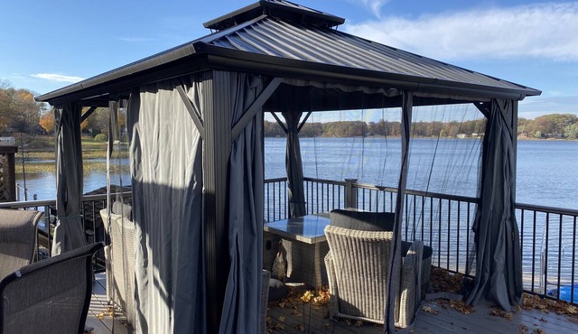 Lakefront cottage on scenic Hudson Lake