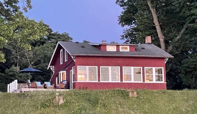 Lakefront cottage