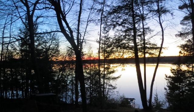 Lakefront Cottage with 18' Pontoon included