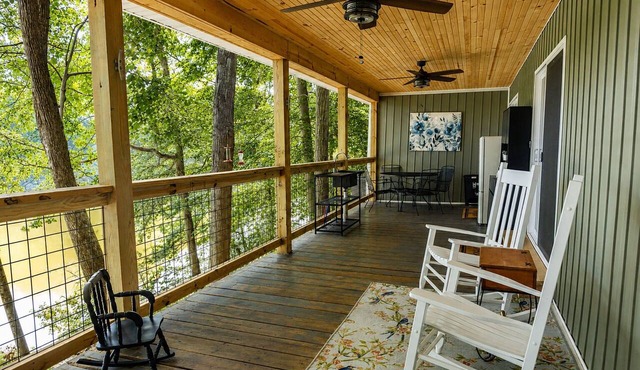 Lakefront, cozy 2-bedroom house in Westview with WIFI