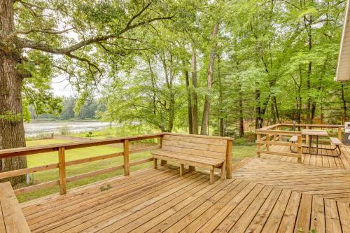 Lakefront Home w/Deck: Central Michigan Escape!