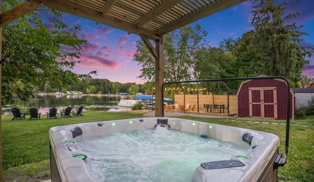 Lakefront, Hot Tub, Game Room Sapphire Shores