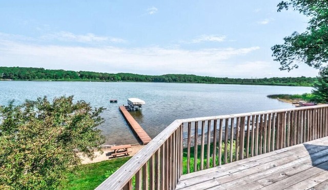 Lakefront, Hot Tub & Swimming Beach in K'zoo