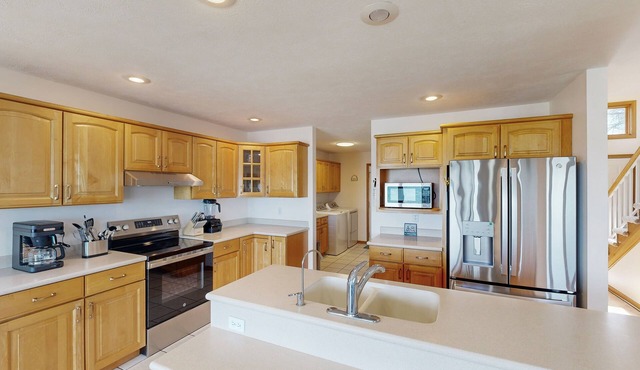 Lakefront house with amazing views, deck, grill, docking space