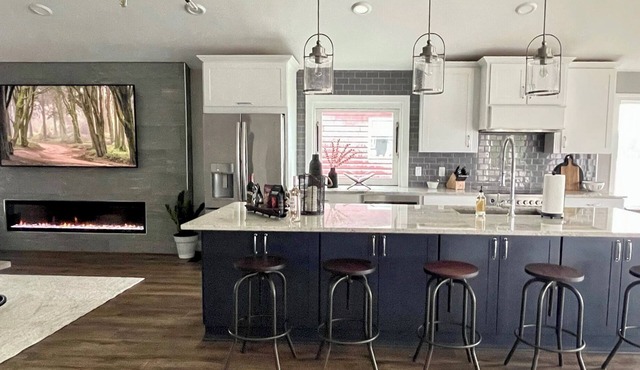 Lakefront Luxury Living: Chef's Kitchen, Fire Pit, Stunning Views & Boat Rental