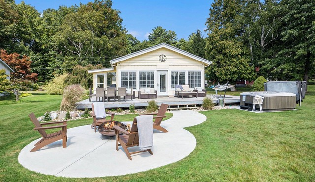 Lakefront, Year-Round Stony Lake Hideaway