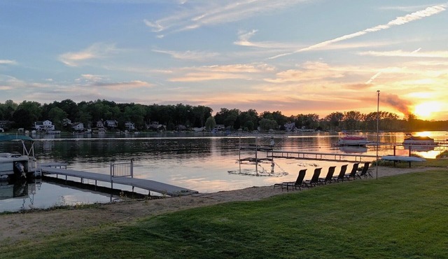 Lakehouse Getaway - Grand Rapids Area - Murray Lake - Sandy Beach, Dock, Hot Tub