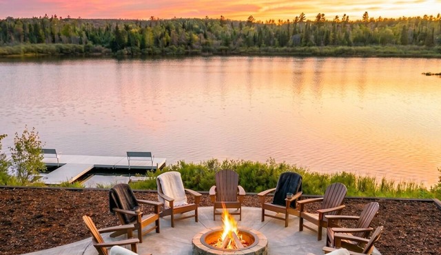 Lakehouse near Pictured Rocks, with Hot Tub, walking distance to Casino & Bars!