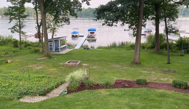 Lakehouse Retreat: 5 Bedrooms, Sleeps 22