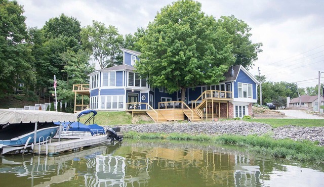 Lakehouse - Sleeps up to 20 w/free boat slip. WINTER REMODEL - PICS COMING SOON