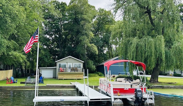 Lakehouse with Pontoon, Deck, Firepit, Paddle Boards, Grill & more INCLUDED!