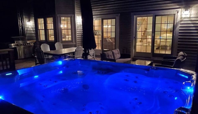 LakePath Beach House - walk to beach, hot tub, pets
