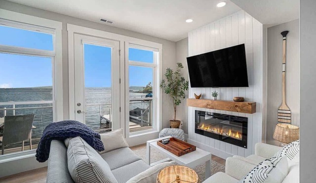 Lakeside Luxe Retreat + Sauna!