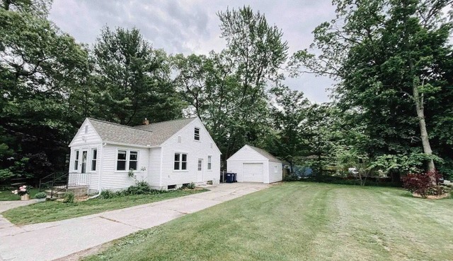 Lakeview Cottage: A Cozy Getaway Near the Beach