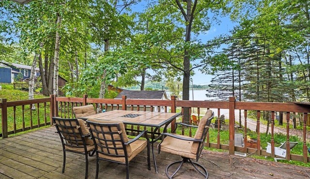Lakeview Cottage - Walk to Beach, Fire Pit