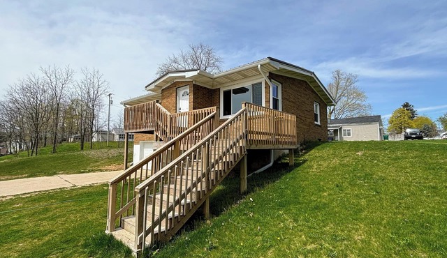Lakeview Getaway: Steps away from park, public beach and boat launch
