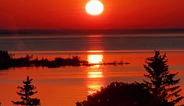 Lakeview Getaway with stunning sunrises