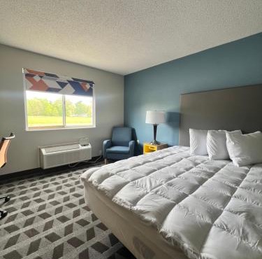 LakeWood Inn & Suites
