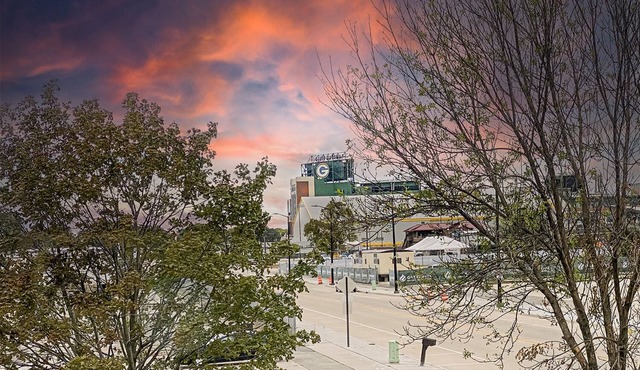 Lambeau Field and the entertainment district all less than a mile walk!