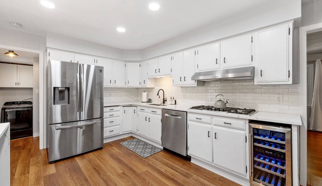Large 3 Story Home W Hot Tub & Stunning Private Pool