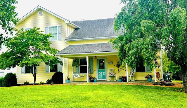 Large Bourbon Trail Vintage Farmhouse – Hot Tub, Gift shop, Golf Range & Animals
