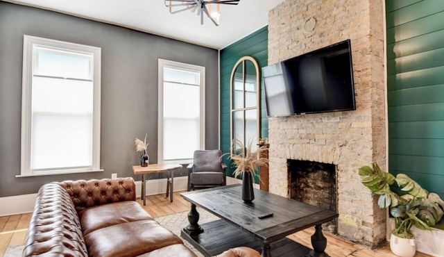 Large Milwaukee Home 4BR Fast WiFi