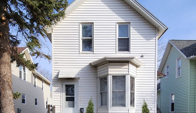 Large spacious room 5 minutes walk to historic downtown Manistee