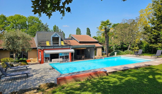 Large villa with heated pool and jacuzzi for 15 people