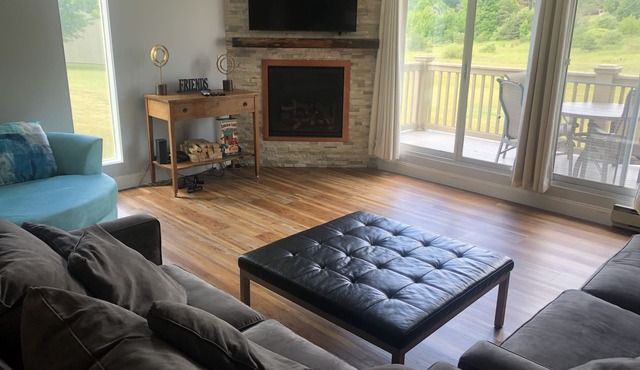 Leelanau County, 4-brm 4-bath. Air, Heated Pool, 5 mls to Lk Michigan Beach