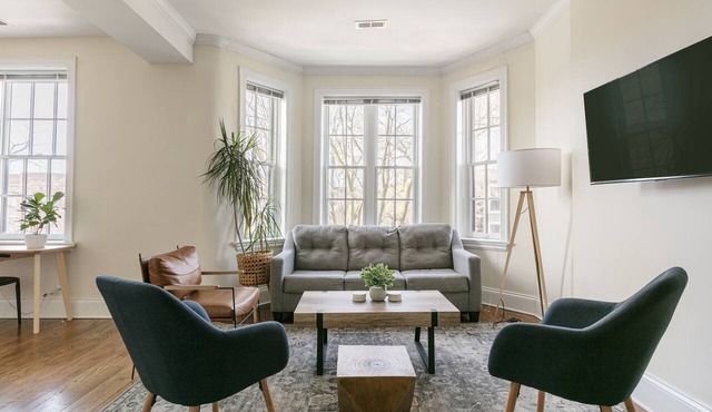 Lincoln Park Charm Near Everything + On site Parking Spot Included