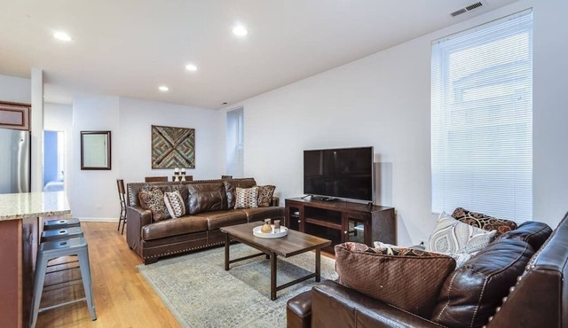 Lincoln Park Living - Suite 1
