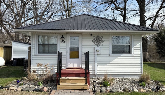 Little River House on Henry, on the serene banks of the Iroquois River