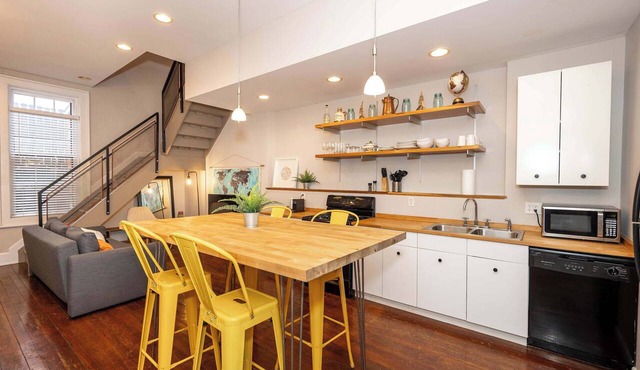 Loft Life Pendleton 2 – Chic Downtown Condo for 4! in Cincinnati