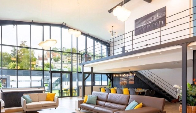 Loft with swimming pool and apartment