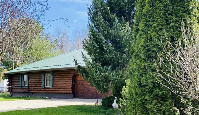 Log Cabin Haus in Amish Country Shipshewana, Indiana