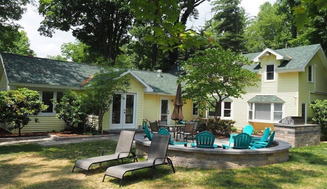 Lorlee - A Large and Luxurious Lakefront Cottage!
