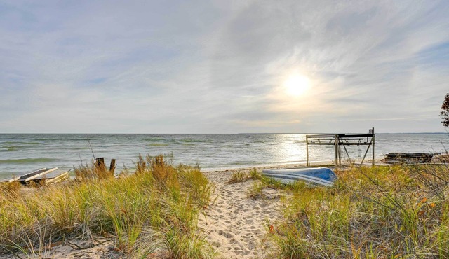 Lovely Au Gres Cottage w/Hot Tub: Walk to Beach! in Au Gres