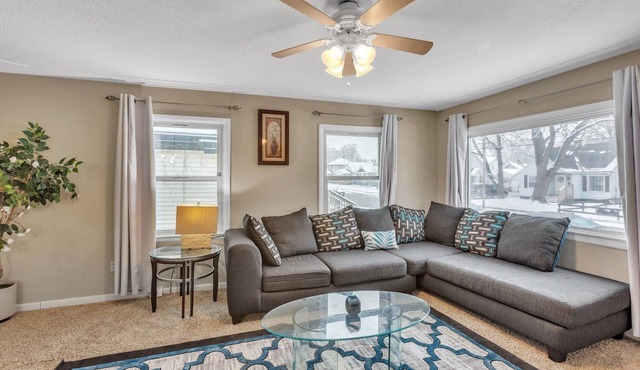 Lovely PET FRIENDLY three bedroom in desirable Urbandale Location! by RedAwning